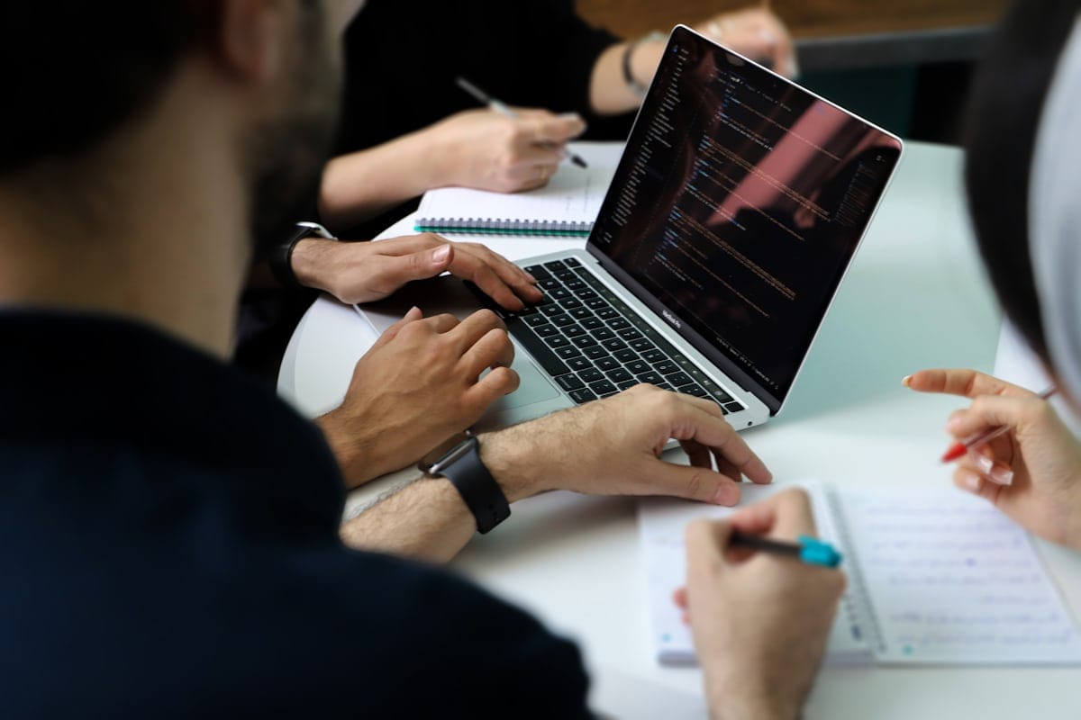 خدمات التأشيرات والدعم الإداري